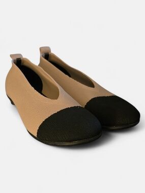 bernie mev. Tan Knit Ballet Flats with Black Cap Toe